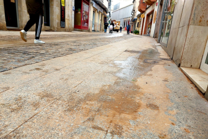 Restos de calima depositados sobre calles y vehiculos en Soria