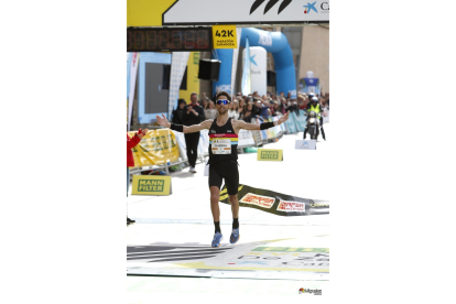 El atleta Javi Guerra festeja su cuarto Campeonato de España de Maratón. TWITTER: atletismoRFEA