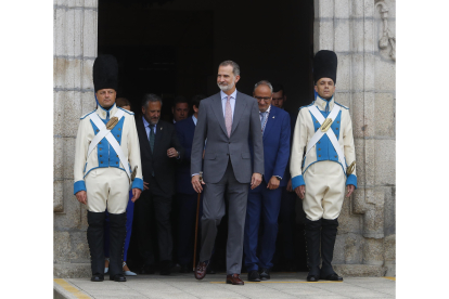 El rey Felipe VI sale del Ayuntamiento de Ponferrada. ICAL