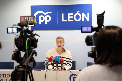La presidenta del PP de León, Ester Muñoz, acompañada por el portavoz Ricardo Gavilanes. ICAL