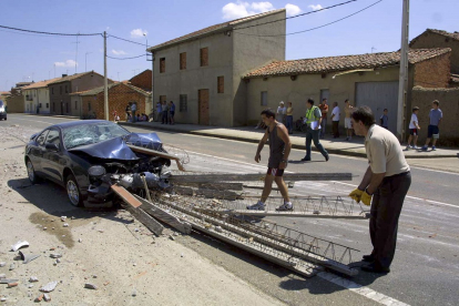 Un vehículo colisionó contra una viga que perdió el camión que circulaba delante por la travesía de Villaveza del Agua en Zamora.-  ICAL