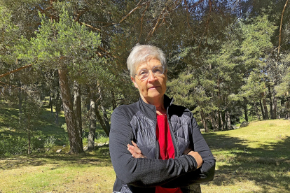 La periodista norteamericana y empresaria turística Teresa Dorm, en los bosques de Hoyos del Espino, en Gredos. / ArgiComunicación