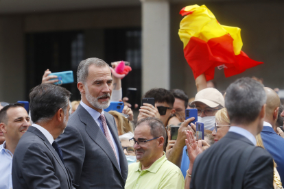 El Rey Felipe VI, en un momento de su paseo por la plaza del Ayuntamiento de Ponferrada. ICAL