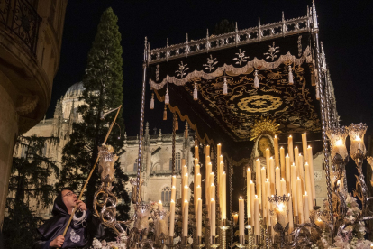 Procesión de la Hermandad de Nuestra Señora de la Soledad en Salamanca. ICAL