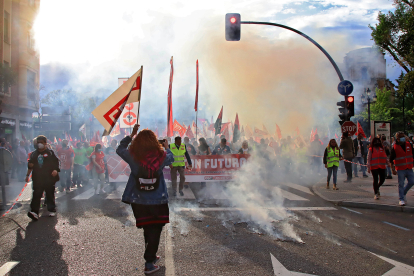 Miles de personas se manifiestan por las calles de León