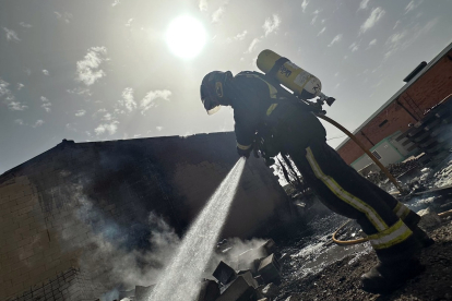 Los bomberos de León intervienen en el incendio de una nave en Santa Olaja de la Ribera.- ICAL