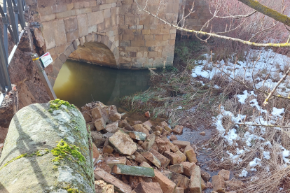 Cae una parte del puente de piedra de Soria capital durante el fin de semana. Concha Ortega/ Ical