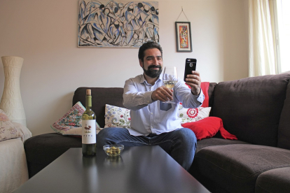 Emilio Pita, en el salón de su casa, disfrutando de una copa de Pita blanc