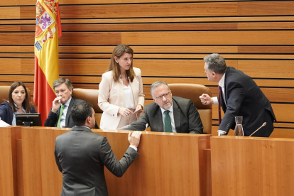 Raúl de la Hoz dialoga con el presidente de las Cortes, Carlos Pollán, y uno de los letrados de la Cámara, tras el error de PP y VOX. ICAL