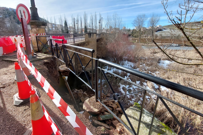 Cae una parte del puente de piedra de Soria capital durante el fin de semana. Concha Ortega/ Ical