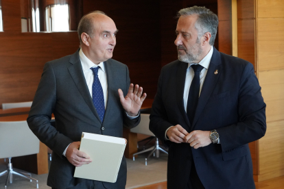 El procurador del Común, Tomás Quintana, presente el informe de la actividad de 2022 al presidente de las Cortes, Carlos Pollán. ICAL