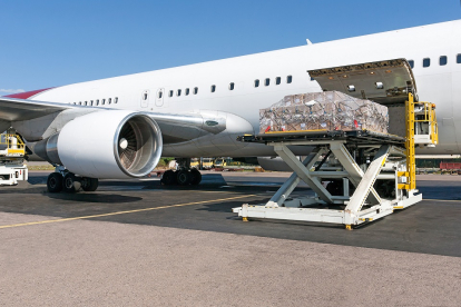 Uno de los aviones que utiliza el puente aéreo sanitario de Onyx Solar para traer mascarillas a España de China. EL MUNDO