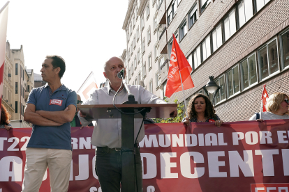 Los secretarios generales de CCOO, Vicente Andrés, y UGT, Faustino Temprano, participan en Valladolid, junto a delegados de ambos sindicatos, en una concentración con motivo del Día del Trabajo Decente con el lema 'Justicia salarial'. Ical
