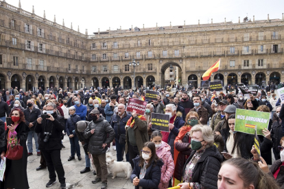 Concentración de VOX frente al ayuntamiento de Salamanca.- ICAL