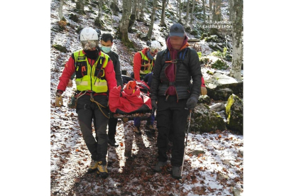 Rescatan a un varón de 70 años tras sufrir una rotura de peroné en la ruta de la Tejeda de Tosande (Palencia). -ICAL