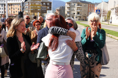 Abrazo entre la concejala Lorena González, y los padres de Nevenka.- ICAL