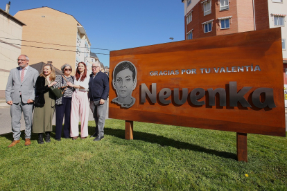 Ramón, Rosell, Paquita, González y Juvencio junto al monumento.- ICAL