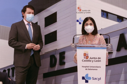 La ministra de Sanidad y Carolina Darias, el presidente de la JCYL, Alfonso Fernández Mañueco, en una visita al Hospital Clínico Universitario de Salamanca.- Ical