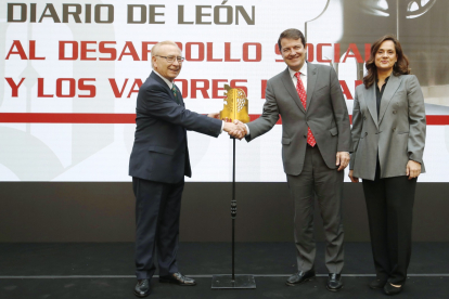 Martín Maceñido recbibe de manos de Alfonso Fernández Mañueco el premio de Diario de León a los Valores Humanos en presencia de Adriana Ulibarri. RAMIRO