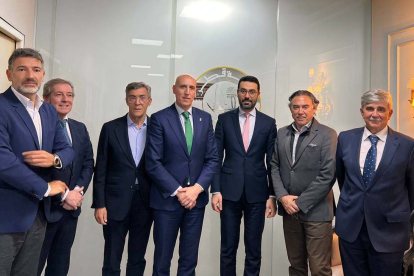 El acalde de León, José Antonio Diez, mantiene una reunión en la Embajada de Catar junto a representantes de organizaciones empresariales, de la ULE y de la Cultural. ICAL