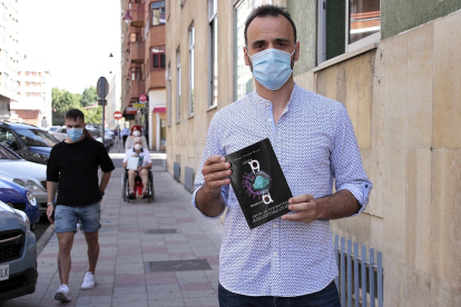 Pedro Lechuga, periodista leonés y decano del Colegio de Periodistas de Castilla y León, muestra su libro. ICAL