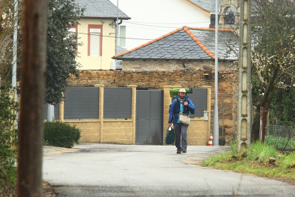 Un peregrino realiza el camino de vuelta durante el sexto día del Estado de alarma por el coronavirus. - ICAL