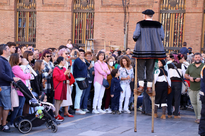Pendones, Cantaderas y Carros Engalanados celebran las Fiestas de San Froilán en León. Ical