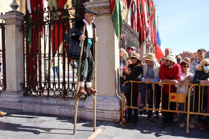 Pendones, Cantaderas y Carros Engalanados celebran las Fiestas de San Froilán en León. Ical