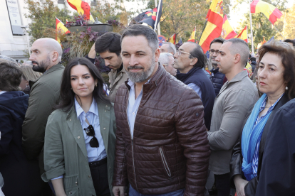 Santiago Abascal junto a Pepa Millán en la manifestación en Madrid en defensa del Estado de Derecho y de la Igualdad de todos los españoles y en contra de la amnistía. ICAL
