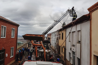 Dos viviendas resultan afectadas tras un incendio en la localidad leonesa de Villazala. - ICAL