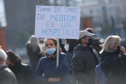 Última etapa de la marcha a pie en defensa de la sanidad pública de Laciana y del Bierzo, con llegada al hospital del Bierzo.- ICAL