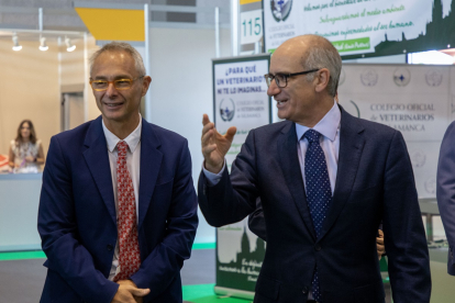 El presidente de la Diputación de Salamanca, Javier Iglesias, y el rector de la Universidad de Salamanca, Ricardo Rivero, visitan el stand de la Usal en Salamaq. -ICAL