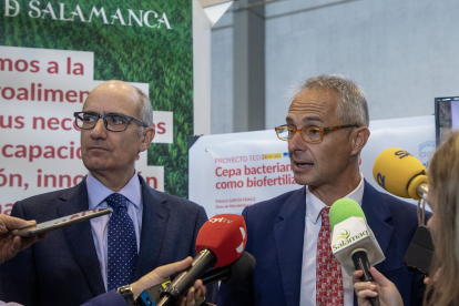 El presidente de la Diputación de Salamanca, Javier Iglesias, y el rector de la Universidad de Salamanca, Ricardo Rivero, visitan el stand de la Usal en Salamaq. -ICAL