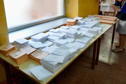 Papeletas de los partidos en un colegio electoral de Castilla y León.-ICAL
