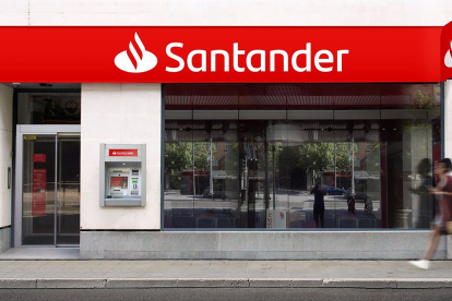 Fachada de una sucursal del Banco Santander. Imagen de archivo. EP