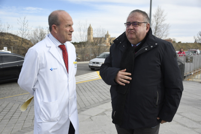El consejero de Sanidad, Alejandro Vázquez, acompañado por el delegado territorial, José Mazarías, visita el Complejo Asistencial de Segovia. ICAL
