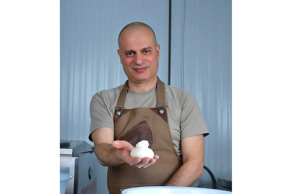 Salvatore muestra uno de sus quesos tiernos elaborado con leche de vaca. Su sabor único y su textura se obtienen a través de un proceso de elaboración artesanal con ingredientes de primera calidad.  / LA POSADA