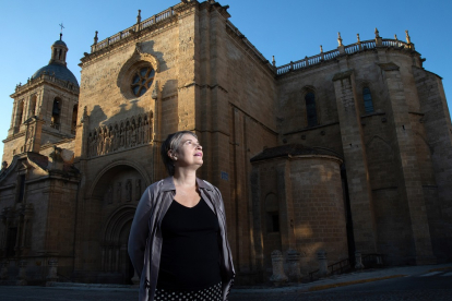 La actriz Assumpta Serna ante la catedral de Ciudad Rodrigo.- ICAL