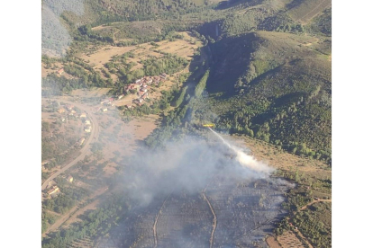 Un foco secundario del incendio iniciado en la frontera con Portugal asalta al municipio de Trabazo. - E. PRESS
