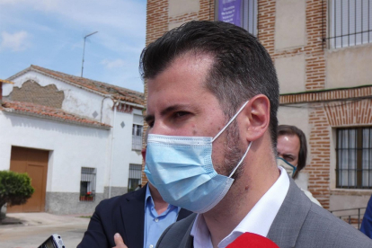 Luis Tudanca atiende a los medios en Villanueva de Gómez. - EUROPA PRESS