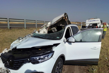 Un herido grave y uno leve al colisionar un coche y un camión en el término municipal de Castrogonzalo (Zamora).- ICAL.