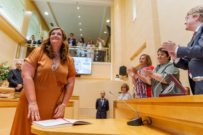 El Ayuntamiento de Segovia celebra una sesión de pleno extraordinaria para la elección y proclamación de la nueva alcaldesa, Clara Martín. -ICAL