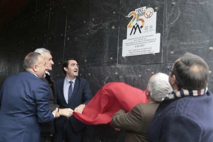 Las autoridades descubren la placa conmemorativa de 25 años de Las Médulas como Patrimonio de la Humanidad.- ICAL