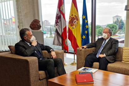 El presidente de las Cortes, Carlos Pollán, y el presidente del Consejo Económico y Social, Enrique Cabero.- ICAL