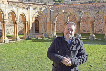 Ángel Almazán, en el interior del monasterio de San Juan de Duero, en Soria. / ArgiComunicación