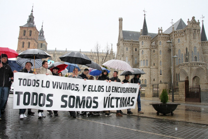 Imagen de archivo de una manifestación en 2017 por ex alumnos del seminario de La Bañeza tras la denuncia de un caso de pederastia en Astorga. -ICAL