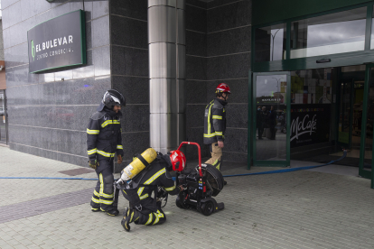 Desalojo en el centro comercial El Bulevar por incendio en una cocina de un restaurante. ICAL