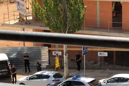 La policía controla a una mujer que se paseaba desnuda por las calles de Soria. -E.M.