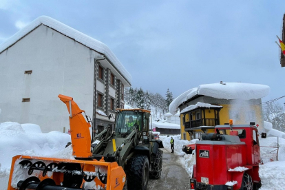 La UME realiza tareas de limpieza de la nieve acumulada en los accesos a las poblaciones más afectadas en la zona de Posada de Valdeón. ICAL
