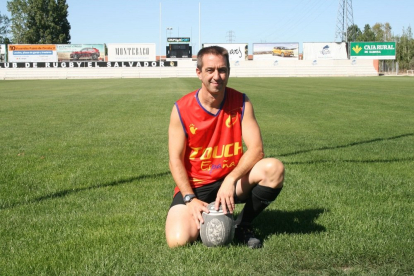 Miguel Raya posa en Pepe Rojo con la camiseta de la selección española de rugby touch.  E.M.